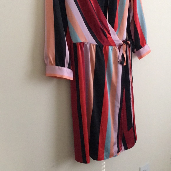 Nice striped dress with reddish tones. - Picture 8 of 8